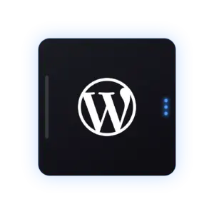 Dunkle Modul-Kachel mit dem WordPress-Logo, seitlich Griff und Status-Leuchten wie bei einem Server-Einschub