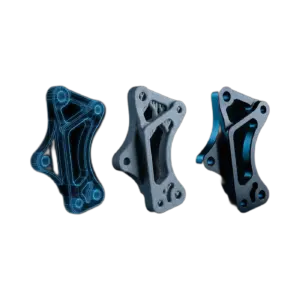 Dasselbe Bauteil in drei Entwicklungsstufen nebeneinander: CAD-Modell, 3D-Druck-Prototyp, gefertigtes Serienteil