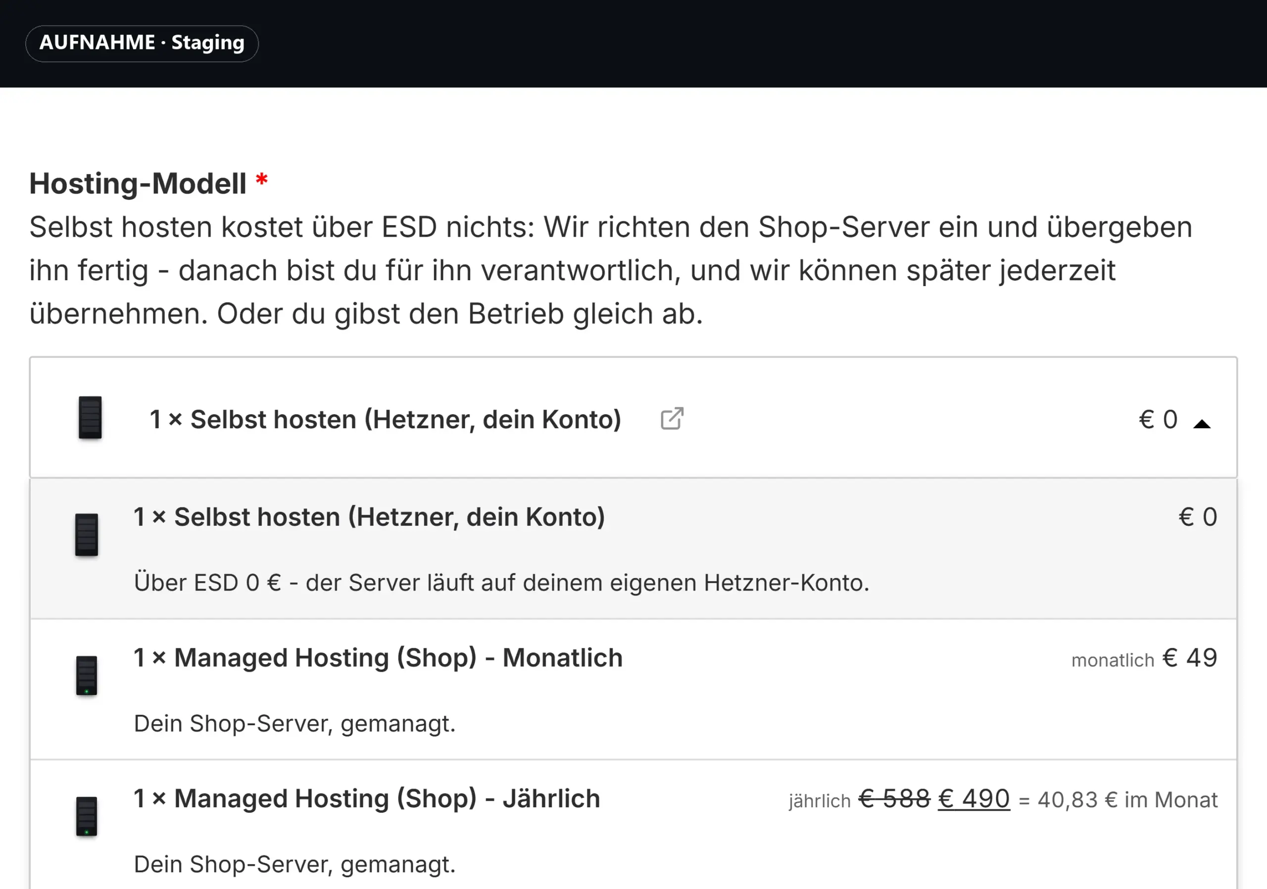 Aufnahme aus dem Staging-Shop: Im Konfigurator wählst du das Hosting-Modell, selbst hosten für 0 € oder Managed Hosting monatlich 49 € oder jährlich 490 €.